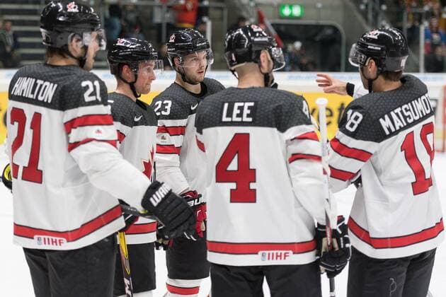 Im Bild Curtis HAMILTON (Kanada, 21), Chay GENOWAY (Kanada, 5), Andrew GORDON (Kanada, 23), Chris LEE (Kanada, 4), Jonathan MATSUMOTO (Kanada, 18) stimmen sich ab xmfx