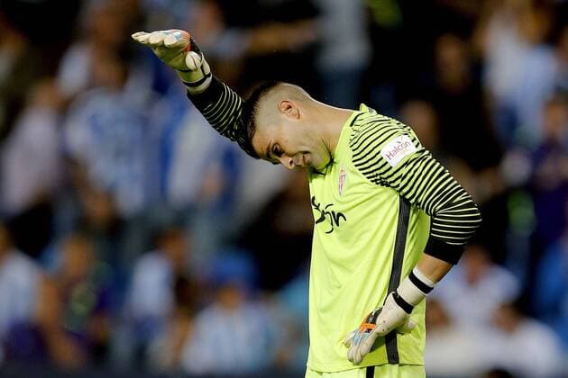 Sporting Gijon s goalkeeper Ivan Cuellar reacts during their Spanish Primera Division League s match between Malaga CF and Sporting Gijon played at La Rosaleda stadium in Malaga, southern Spain, 04 November 2016. Malaga vs. Sporting !ACHTUNG: NUR REDAKTIONELLE NUTZUNG!  20161104-636138998991513595