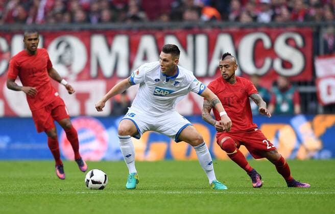 Fussball 1. Bundesliga Saison 2016 2017 10. Spieltag FC Bayern Muenchen - TSG 1899 Hoffenheim 05.11.2016 Niklas Suele (Mitte, TSG 1899 Hoffenheim) gegen Arturo Vidal (re, FC Bayern Muenchen) 