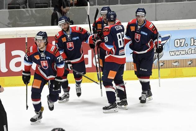 Eishockey Deutschland Cup 2016: Kanada vs Slowakei am 05.11.2016 im Curt-Frenzel-Stadion in Augsburg Torjubel der Slowakei nach dem 1:1 Ausgleich WD