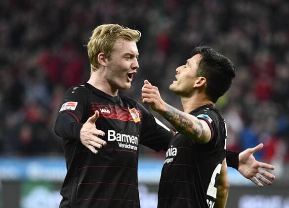 Bilder des Tages - SPORT BayArena Leverkusen, 5.11.2016, 1 Fu§ball Bundesliga Saison 2016 17 10. Spieltag, Bayer 04 Leverkusen vs Darmstadt 98 --- Die Torschützen Julian Brandt (LEV, li.) und Charles Aranguiz (LEV) jubeln