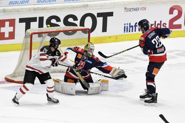 Eishockey Deutschland Cup 2016: Kanada vs Slowakei am 05.11.2016 im Curt-Frenzel-Stadion in Augsburg Kanadas Maxime Talbot 25 Lokomotiv Yaroslavl (KHL) versucht einen Puck aufs Tor von Slowakeis Goalie Jaroslav Janus 32 abzufaelschen WD