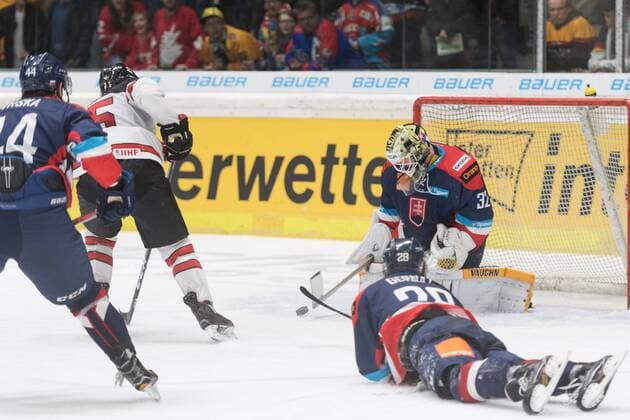 Im Bild Maxim TALBOT (Kanada, 25) scheiter nach Alleingang an Jaroslav JANUS (Slowakei, 32), Eishockey, Deutschland Cup, Slowakei - Kanada, xmfx