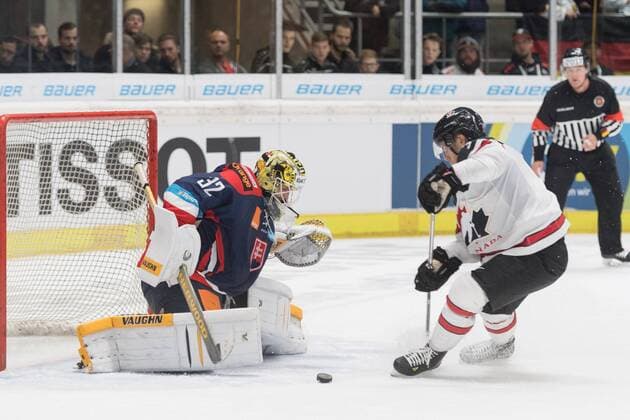Im Bild Mat ROBINSON (Kanada, 3) scheitert an Jaroslav JANUS (Slowakei, 32) in der Verlängerung, Eishockey, Deutschland Cup, Slowakei - Kanada, xmfx