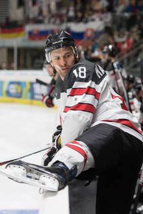 Im Bild Jonathan MATSUMOTO (Kanada, 18) dehnt sich an der Bande, Eishockey, Deutschland Cup, Slowakei - Kanada, xmfx