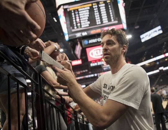 San Antonio Spurs center Pau Gasol, of Spain, signs an autograph for a fan before an NBA Basketball Herren USA basketball game against the Los Angeles Clippers in San Antonio, Texas, USA, 05 November 2016. Los Angeles Clippers vs. San Antonio Spurs !ACHTUNG: NUR REDAKTIONELLE NUTZUNG!  SAN02 20161106-636139912926045196