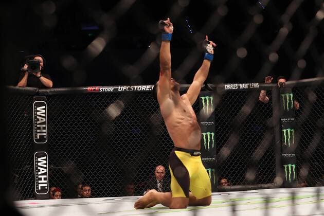 November 5, 2016 - Mexico - EUM20161105DEP44.JPG.CIUDAD DE MEXICO Mixed Martial ArtsArtes marciales mixtas-UFC.- Aspectos de la pelea de la UFC entre el mexicano Henry Briones (short verde) y el brasileno Douglas Silva (short amarillo), 5 de noviembre de 2016, Arena Ciudad de Mexico.  - ZUMAu78 20161105 zaf u78 096