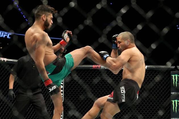 November 5, 2016 - Mexico - EUM20161105DEP49.JPG.CIUDAD DE MEXICO Mixed Martial ArtsArtes marciales mixtas-UFC.- Aspectos de la pelea de la UFC entre el mexicano Marco Beltran (short verde) y el estadounidense Joe Soto (short negro y blanco), 5 de noviembre de 2016, Arena Ciudad de Mexico.  - ZUMAu78 20161105 zaf u78 104