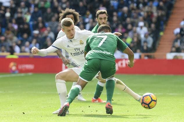 Real Madrid s player Toni Kroos and Leganes s player Darwin Daniel Machis during a match of La Liga at Santiago Bernabeu Stadium in Madrid. November 06, Spain. 2016.  (20161106016)