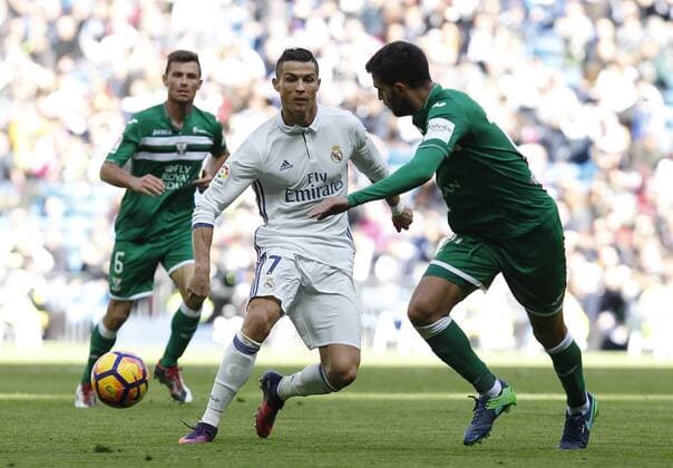Partido de futbol entre el Real Madrid y Leganes del campeonato espanol de Liga 2016 2017 celebrado en el estadio Santiago Bernabeu, en Madrid 6 11 2016. Football match between Real Madrid and Leganes of the 2016 2017 Spanish League, held at the Santiago Bernabeu stadium, in Madrid November 11, 2016. Cristiano Ronaldo Cordon Press FC Sevilla vs Dynamo Kiew - Football Champions League  xJosexLuisxCuestax xx