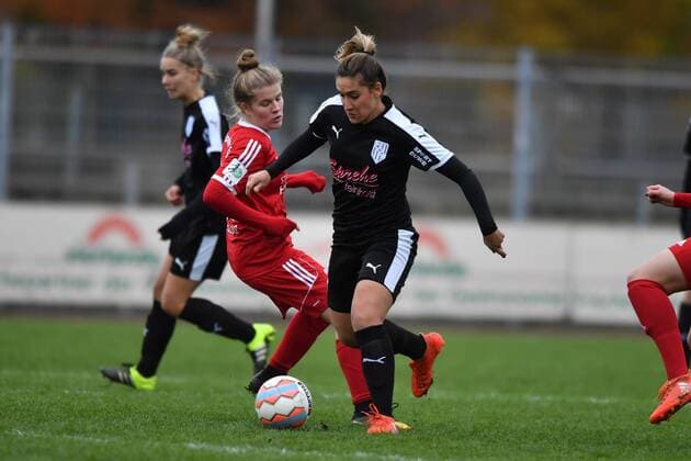 Jaila Dalaf (BV Cloppenburg) (7) setzt sich gegen A. Fölsing (Herforder SV) (22) durch, Bv Cloppenburg - Herforder SV, xmkx