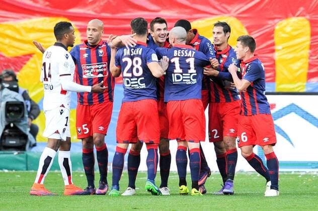 26 IVAN SANTINI (caen) - 06 JONATHAN DELAPLACE (caen) - 05 Alaeddine YAHIA (caen) - 02 NICOLAS SEUBE (caen) - Fussball Frankreich, Ligue 1, SM Caen vs. OGC Nice - 06 11 2016 FEP Panoramic 