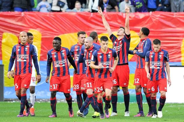 26 IVAN SANTINI (caen) - 11 VINCENT BESSAT (caen) - 06 JONATHAN DELAPLACE (caen) - 05 Alaeddine YAHIA (caen) - 24 FREDERIC GUILBERT (caen) - 17 Jean Victor MAKENGO (caen) - Fussball Frankreich, Ligue 1, SM Caen vs. OGC Nice - 06 11 2016 FEP Panoramic 