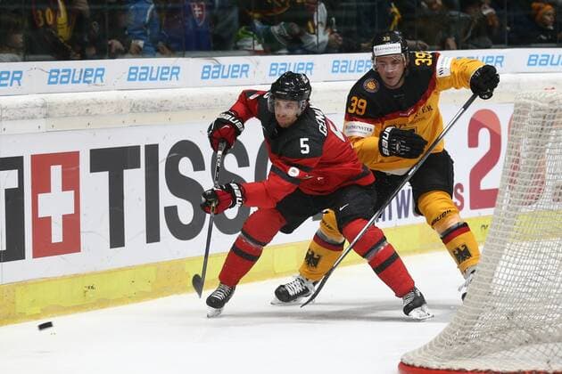 06.11.2016 - Eishockey - Saison 2016 2017 - Länderspiel Deutschland Cup: Deutschland - Kanada - MaWi - Chay Genoway (5, Kanada, links) Thomas Greilinger (39, Deutschland, rechts)