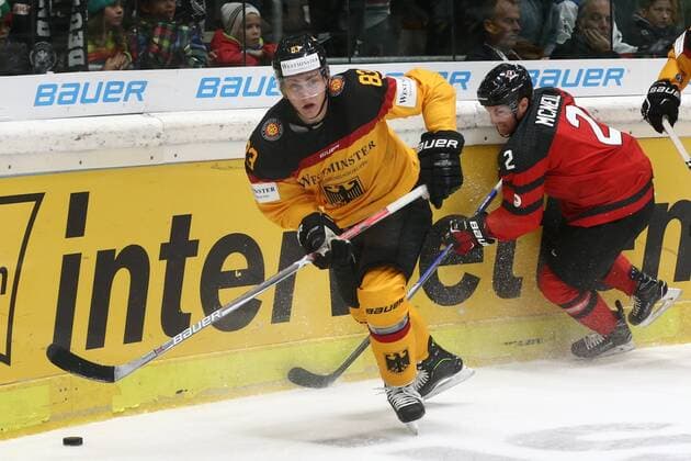 06.11.2016 - Eishockey - Saison 2016 2017 - Länderspiel Deutschland Cup: Deutschland - Kanada - MaWi - Leonhard Pföderl Pfoederl (83, Deutschland, links) Patrick McNeill (2, Kanada, rechts)