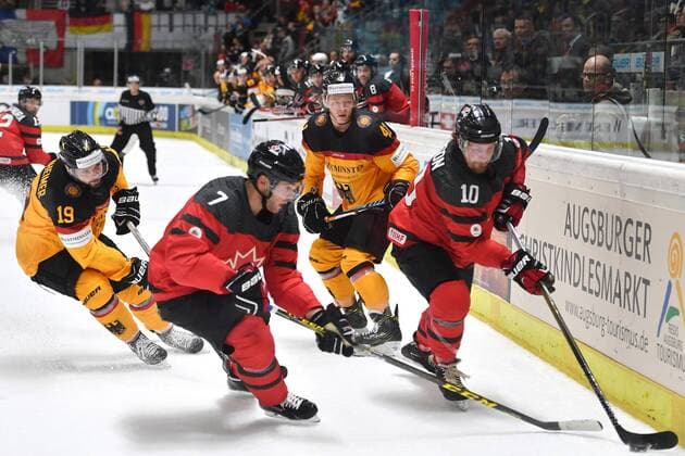v.lo:Thomas OPPENHEIMER (GER),Geoff KINRADE (CAN),Jomas MUELLER (GER),Matt ELLISON (CAN),Aktion,Zweikampf.,Aktion,Zweikampf. Eishockey Deutschland Cup 2016. Deutschland (GER)-Kanada (CAN), Nationalmannschaft,Laenderspiel am 06.11.2016.