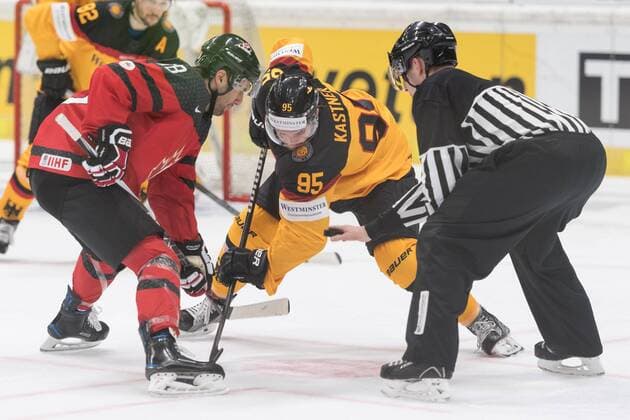 Im Bild Jonathan MATSUMOTO (Kanada, 18), Maximilian KASTNER (Deutschland, 95) beim Bully, Eishockey, Deutschland Cup, Deutschland - Kanada, xmfx