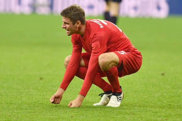 Thomas MUELLER (MÜLLER,Bayern Muenchen),Enttaeuschung, Frust,enttaeuscht, frustriert,niedergeschlagen nach Spielende, Aktion,Einzelaktion,Einzelbild, Freisteller,Ganzkoerperaufnahme,ganze Figur. Fussball 1. Bundesliga, 10. Spieltag, FC Bayern Muenchen (M)-TSG 1899 Hoffenheim 1-1, am 05.11.2016 in Muenchen Deutschland, A L L I A N Z A R E N A.