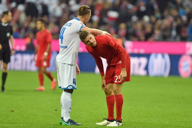 Ermin BICAKIC (1899 Hoffenheim),troestet Thomas MUELLER (MÜLLER,Bayern Muenchen) nach Spielende.Aktion. Fussball 1. Bundesliga, 10. Spieltag, FC Bayern Muenchen (M)-TSG 1899 Hoffenheim 1-1, am 05.11.2016 in Muenchen Deutschland, A L L I A N Z A R E N A.