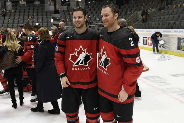 Eishockey Deutschland Cup 2016: Deutschland vs Kanada am 06.11.2016 im Curt-Frenzel-Stadion in Augsburg Kanadas Andrew Gordon 23 Linkoeping HC (SHL) und Kanadas Patrick McNeill 2 ERC Ingolstadt (DEL) WD
