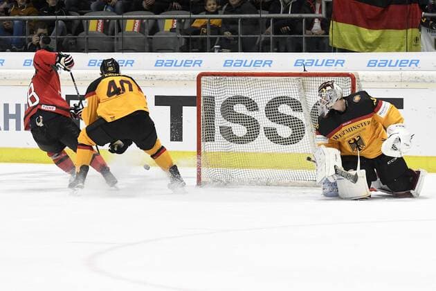 Eishockey Deutschland Cup 2016: Deutschland vs Kanada am 06.11.2016 im Curt-Frenzel-Stadion in Augsburg Deutschlands Bjoern Krupp 40 Grizzlys Wolfsburg (DEL) rettet fuer den bereits geschlagenen Deutschlands Goalie Niklas Treutle 30 Krefeld Pinguineb(DEL) WD