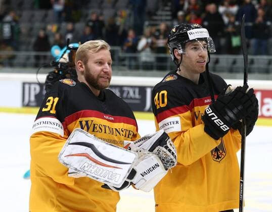 06.11.2016 - Eishockey - Saison 2016 2017 - Länderspiel Deutschland Cup: Deutschland - Kanada - MaWi - Felix Brückmann Brueckmann (31, Deutschland, links) Björn Bjoern Krupp (40, Deutschland, rechts) - Ehrenrunde