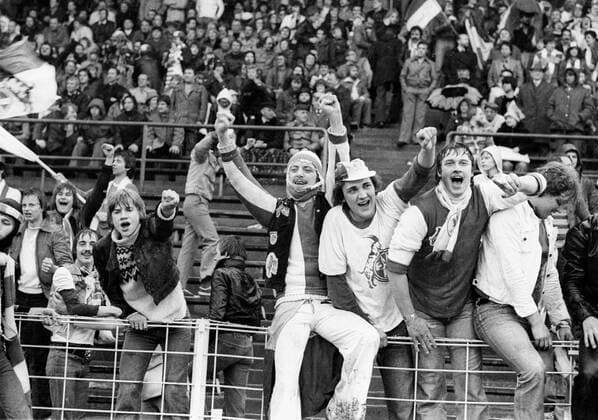 Fußball, 1. FC Köln, Deutscher Meister 1978 FC St. Pauli - 1. FC Koeln 0:5 29.04.1978 Kölner Fans sitzen auf dem Zaun und jubeln HM