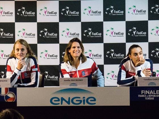 Bilder des Tages - SPORT November 8, 2016 - Strasbourg, France - French Fed Cup coach Amelie Mauresmo (C) poses with players , Kristina Mladenovic, Caroline Garcia, during a press conference PK Pressekonferenz on November 8, 2016 in Strasbourg, eastern France, ahead of the Fed Cup final against the Czech Republic. Mauresmo has recalled Caroline Garcia and Kristina Mladenovic for the final against the Czech Republic this month after they were banned for unacceptable behaviour at the Rio Olympics. Garcia and Mladenovic will spearhead France s bid for a first Fed Cup title since 2003 on November 12-13 in Strasbourg. French Fed Cup 2016  - ZUMAn230 20161108_zaa_n230_238