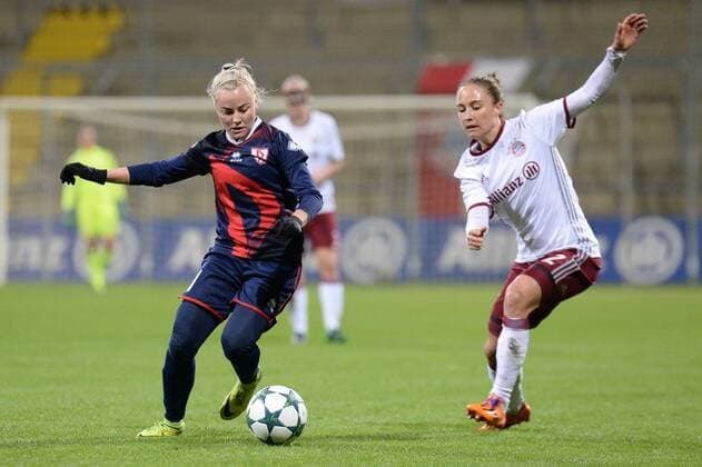 v.li.: Ekaterina SOCHNEVA (FK Rossiyanka, Rossijanka, 11) Gina Lewandowski (FC Bayern München, FCB, 2) im Zweikampf, Duell, duel, tackle, Dynamik, Action, Aktion , Fussball, UEFA Women s Champions League, FC Bayern München - FK Rossiyanka, xslx