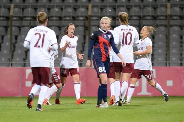 v.li.: ,Simone Laudehr (FC Bayern München, FCB, 21) Lisa Evans (FC Bayern München, FCB, 18) Vivianne Miedema (FC Bayern München, FCB, 10) Leonie Maier (FC Bayern München, FCB, 20) mit Torjubel, Jubel, Torjubel, Torerfolg, celebrate the goal, goal, celebration, Jubel ueber das Tor zum 1:0 durch Lisa Evans (FC Bayern München, FCB, 18) , optimistisch, Action, Aktion Fussball, UEFA Women s Champions League, FC Bayern München - FK Rossiyanka, xslx