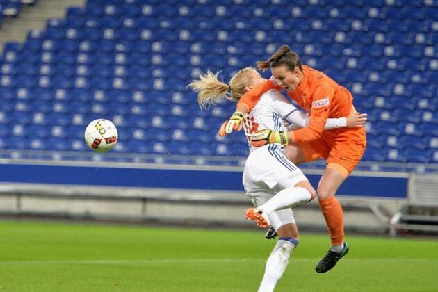 Fußball, Damen, CL, Olympique Lyon - FC Zürich Ada Hegerberg (lyon) vs Nicole Studer (zurich) - Fussball Damen, Champions League, Olympique Lyon vs. FC Zürich - 09 11 2016 FredericChambert Panoramic 