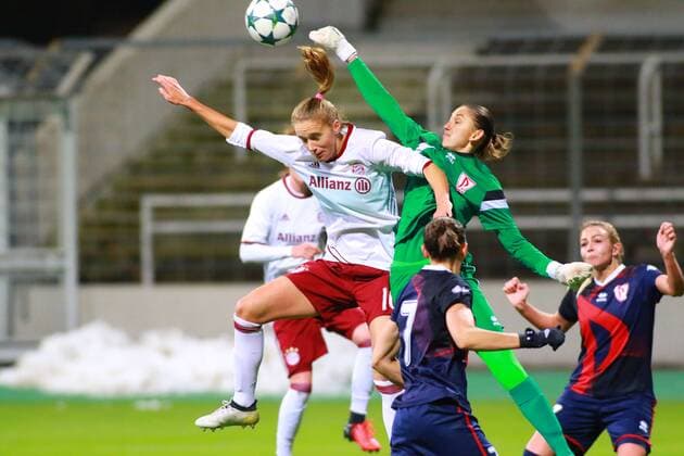 Vivianne Miedema (FC Bayern) gegen Torwart Yulia Grichenko (FK Rossijanka) Frauenfussball CL 09.11.2016 Grünwalderstadion FC Bayern München - FK Rossijanka