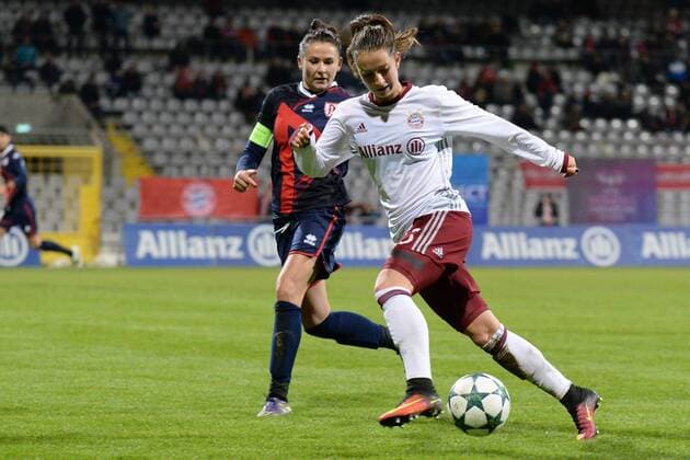 v.li.: Anna KOZHNIKOVA (FK Rossiyanka, Rossijanka, 3) Sara Ilonka Däbritz (Sara Daebritz, FC Bayern München, FCB, 33) im Zweikampf, Duell, duel, tackle, Dynamik, Action, Aktion, Fussball, UEFA Women s Champions League, FC Bayern München - FK Rossiyanka, xslx