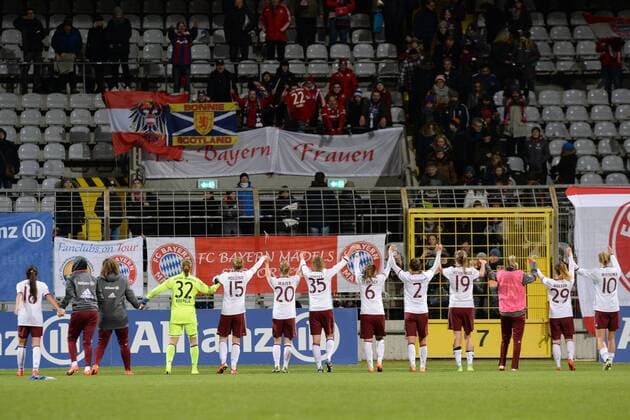 v.li.: Spielerinnen des FC Bayern München bedankt sich bei den Fans, bedanken, Dank, Feiern, optimistisch, Fussball, UEFA Women s Champions League, FC Bayern München - FK Rossiyanka, xslx