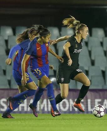FC Barcelona Barca s Leila Ouahabi (L) fights for the ball against Jill Roord (R) of FC Twente 65 during their UEFA Women s Champions League Round 1 16 soccer match at the Miniestadi stadium in Barcelona, northeastern Spain, 09 November 2016. FC Barcelona vs. FC Twente 65 !ACHTUNG: NUR REDAKTIONELLE NUTZUNG!  GRA253 20161109-636143213674403955