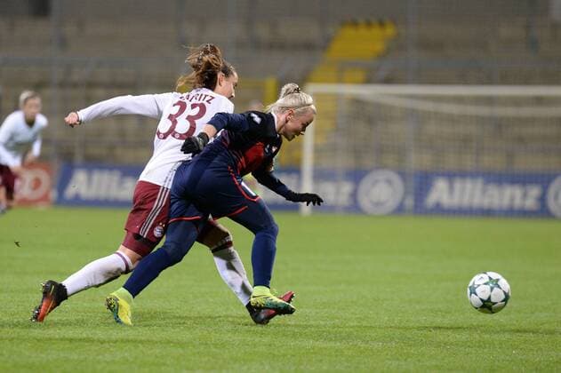 v.li.: Sara Ilonka Däbritz (Sara Daebritz, FC Bayern München, FCB, 33) Ekaterina SOCHNEVA (FK Rossiyanka, Rossijanka, 11) im Zweikampf, Duell, duel, tackle, Dynamik, Action, Aktion, Fussball, UEFA Women s Champions League, FC Bayern München - FK Rossiyanka, xslx