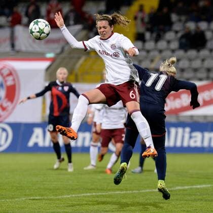 v.li.: Katharina Baunach (FC Bayern München, FCB, 6) Ekaterina SOCHNEVA (FK Rossiyanka, Rossijanka, 11) im Zweikampf, Duell, duel, tackle, Dynamik, Action, Aktion, Fussball, UEFA Women s Champions League, FC Bayern München - FK Rossiyanka, xslx