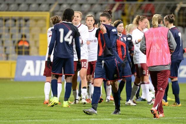 enttäuschte Gäste und jubelnde Bayern, Ekaerina DMITRENKO (FK Rossiyanka, Rossijanka, 7) (mitte) zieht sich das Trikot über das Gesicht, enttäuscht schauend, Enttäuschung, Frustration, disappointed, pessimistisch, Fussball, UEFA Women s Champions League, FC Bayern München - FK Rossiyanka, xslx