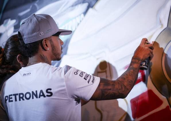 Mercedes British driver Lewis Hamilton participates at a promotional event in Sao Paulo, Brazil, 09 November 2016. Brazil s Formula One Grand Prix will be celebrated next Sunday at the Interlagos racetrack. MERCEDES DRIVER LEWIS HAMILTON IN SAO PAULO !ACHTUNG: NUR REDAKTIONELLE NUTZUNG! SAO001 20161110-636143337304115566