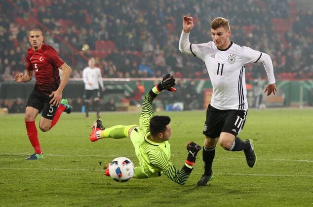 Bilder des Tages - SPORT Torwart Gökhan Akkan, Timo Werner (RBL) Aktion Spielszene Zweikampf Fußball Fussball Länderspiel Saison 2016 2017 10.11.2016 U21 U 21 DFB Nationalmannschaft BRDeutschland vs. Türkei Stadion Alte Försterei