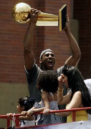 Jun 17, 2009 - Los Angeles, California, USA - KOBE BRYANT celebrates with the city of Los Angeles as the NBA Basketball Herren USA Champion Los Angeles Lakers ride in a victory parade down Figueroa St to the Coliseum. The Lakers won their 15th Championship on Sunday defeating the Orlando Magic. LA Lakers Championship Parade - ZUMAa01_ 20090617_alc_a01_817