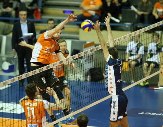 GER, DVV-Pokal, BR VOLLEYS VS. SVG LUENEBURG 10.11.2016, Max Schmeling Halle, Berlin, GER, DVV-Pokal, BR VOLLEYS VS. SVG LUENEBURG, im Bild Graham Vigrass (BR Volleys 8), Tsimafei Zhukouski (BR Volleys 11), Scott Michael Kevorken (Lueneburg 3) nordphotox xEngler