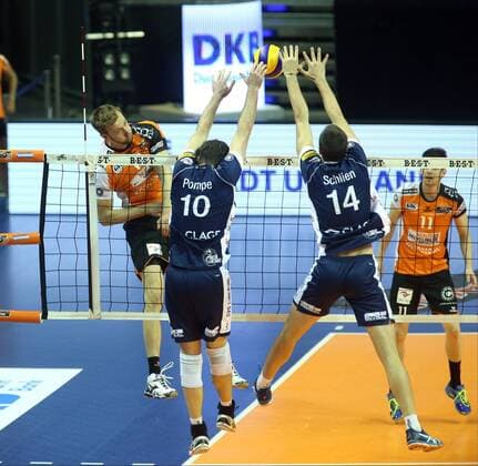 GER, DVV-Pokal, BR VOLLEYS VS. SVG LUENEBURG 10.11.2016, Max Schmeling Halle, Berlin, GER, DVV-Pokal, BR VOLLEYS VS. SVG LUENEBURG, im Bild Paul Carroll (BR Volleys 12), Matthias Pompe (Lueneburg 10), Michel Schlien (Lueneburg 14) nordphotox xEngler