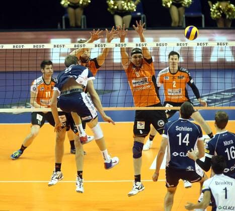 GER, DVV-Pokal, BR VOLLEYS VS. SVG LUENEBURG 10.11.2016, Max Schmeling Halle, Berlin, GER, DVV-Pokal, BR VOLLEYS VS. SVG LUENEBURG, im Bild Paul Carroll (BR Volleys 12), Felix Fischer (BR Volleys 6), Cody Kessel (Lueneburg 5) nordphotox xEngler
