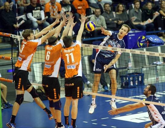 GER, DVV-Pokal, BR VOLLEYS VS. SVG LUENEBURG 10.11.2016, Max Schmeling Halle, Berlin, GER, DVV-Pokal, BR VOLLEYS VS. SVG LUENEBURG, im Bild Robert Kromm (BR Volleys 3), Felix Fischer (BR Volleys 6), Tsimafei Zhukouski (BR Volleys 11), Jannik Poerner (Lueneburg 7) nordphotox xEngler