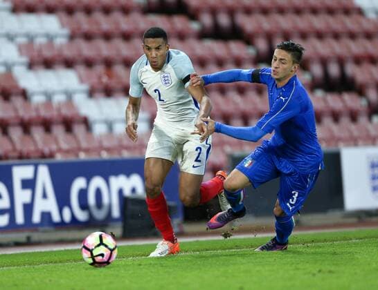England s Isaac Hadyn tussles with Italy s Antonio Barreca during the Under 21 International Friendly Länderspiel match at the St Mary s Stadium, Southampton. Picture date November 10th, 2016 Pic David Klein Sportimage EDITORIAL USE ONLY. No use with unauthorised audio, video, data, fixture lists, club league logos or live services. Online in-match use limited to 120 images, no video emulation. No use in betting, games or single club league player publications.