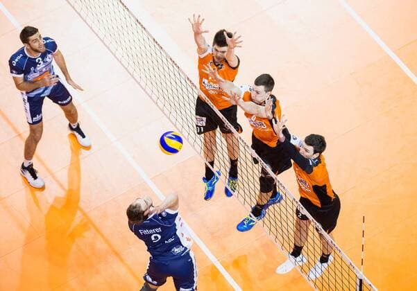 Berlin, Deutschland, 10.11.2016: Volleyball DVV Pokal Viertelfinale Saison 2016 2017 - Berlin Recycling Volleys - SVG Lueneburg. Eric Fitterer (Lüneburg 9) gegen den Block aus Tsimafei Zhukouski (BR Volleys 11), Graham Vigrass (BR Volleys 8), Steven Marshall (BR Volleys 2)