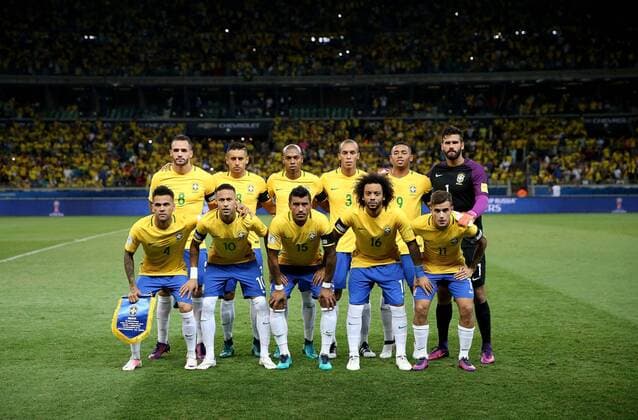(161111) -- BELO HORIZONTE, Nov. 10, 2016 -- Starting players of Brazil pose for a group photo before the qualification match for the 2018 FIFA World Cup WM Weltmeisterschaft Fussball finals between Brazil and Argentina at the Mineirao Stadium in Belo Horizonte, Brazil, Nov. 10, 2016. ) (SP)BRAZIL-BELO HORIZONTE-FOOTBALL-2018 WORLD CUP QUALIFICATION-BRAZIL VS ARGENTINA LixMing 