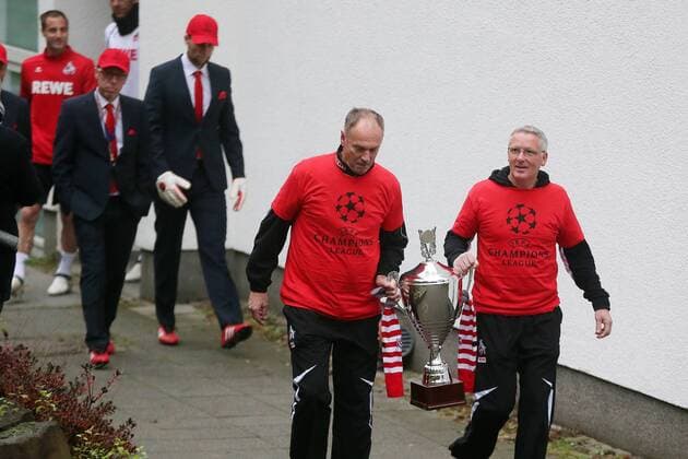 1.FC Köln Training im Karnevalsoutfit Champions League vorne von links: Zeugwarte Kreso Ban und Frank Almstedt mit Pokal auf dem Weg zum Trainingsplatz 11.11.2016
