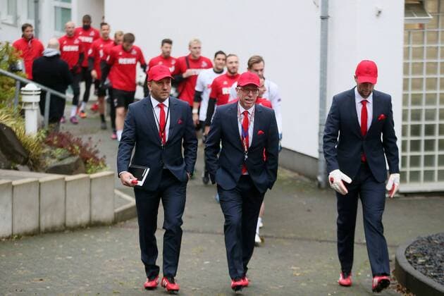 1.FC Köln Training im Karnevalsoutfit Champions League von links: Trainer Peter Stöger, Co-Trainer Manfred Schmid und Torwarttrainer Alexander Bade auf dem Weg zum Trainingsplatz 11.11.2016